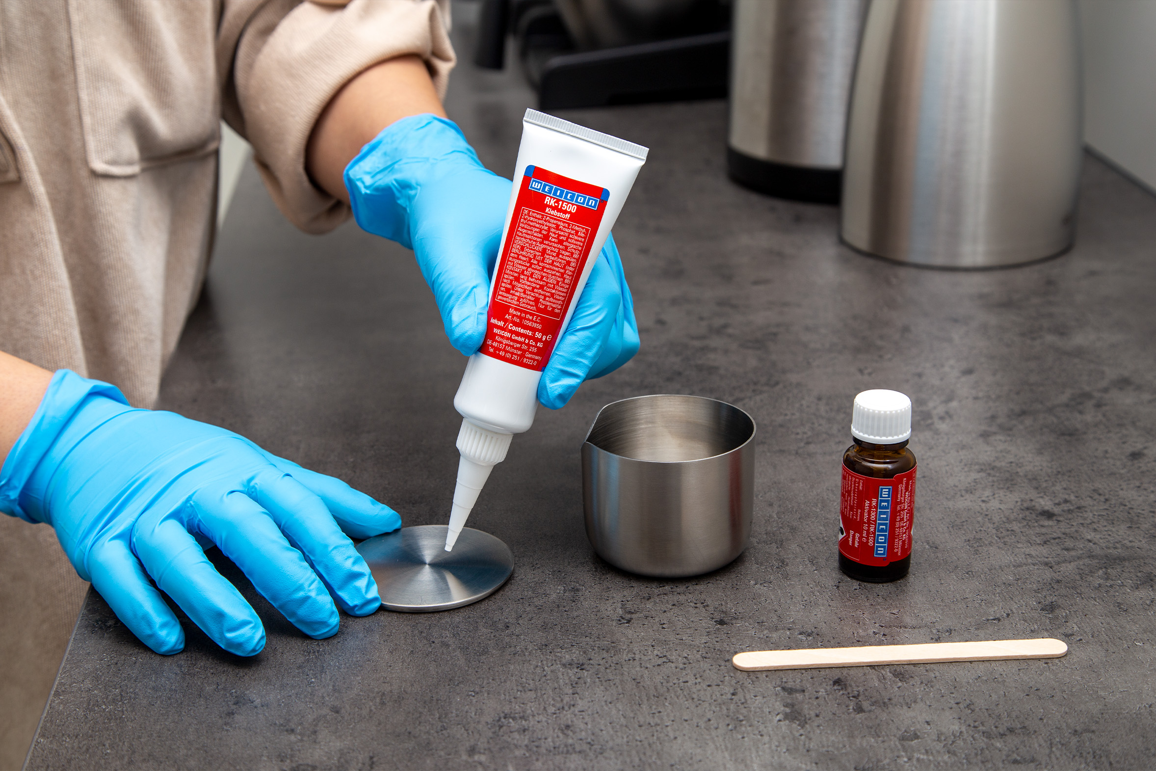 RK-1500-Konstruktionsklebstoff_Milchkanne-kleben Weicon Konstruktionskleber RK 1300 wird auf Verschluss von Milchkanne aufgetragen