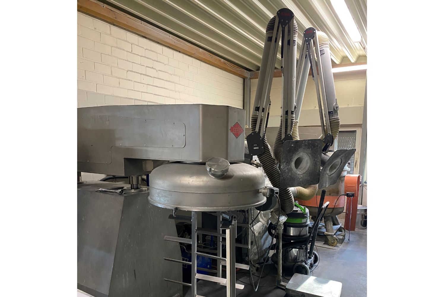 Große Maschine in einem Raum