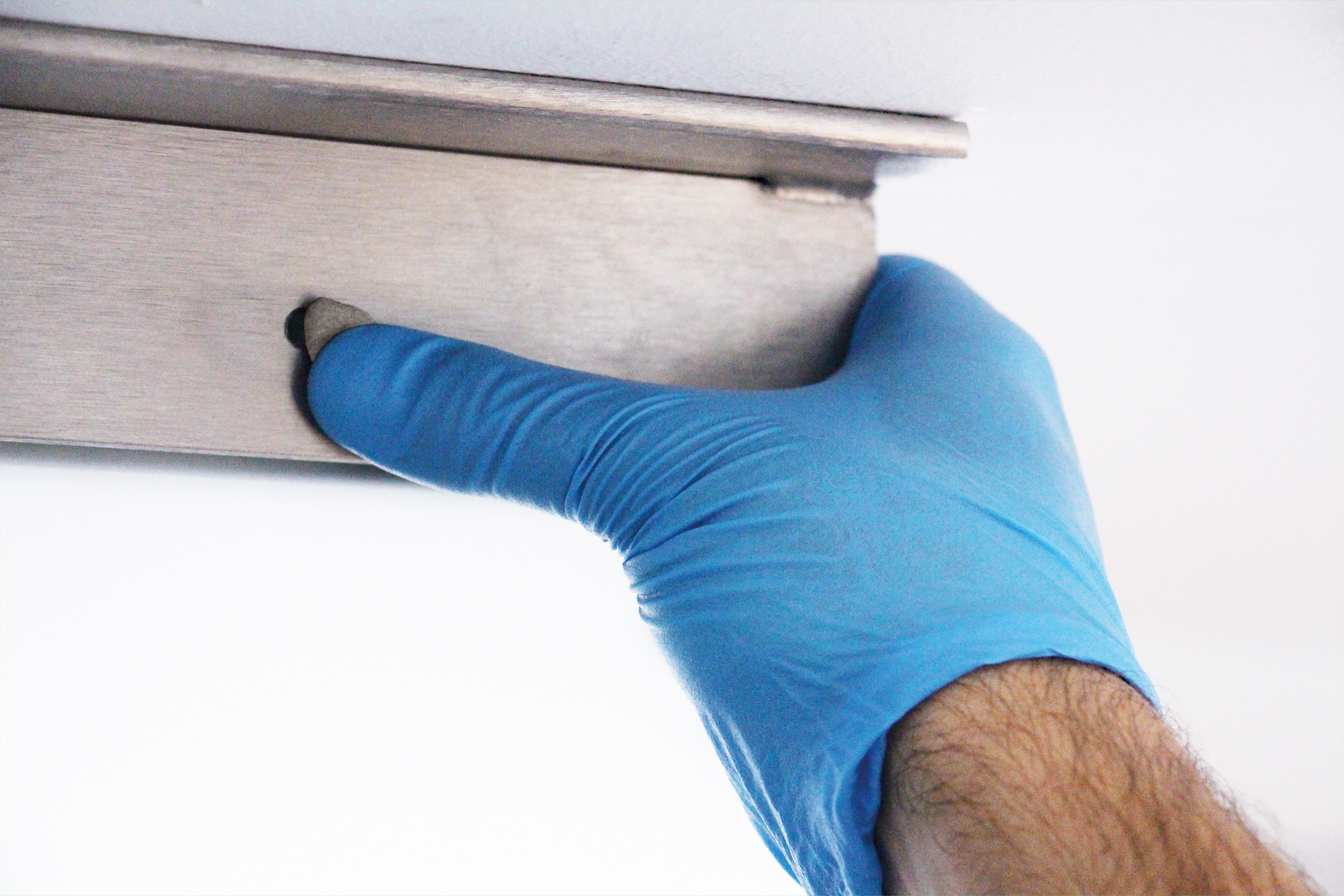 Repair-Stick-Edelstahl_Reparaturknete-fuer-Edelstahl Reparaturmasse wird auf Edelstahlschiene geklebt