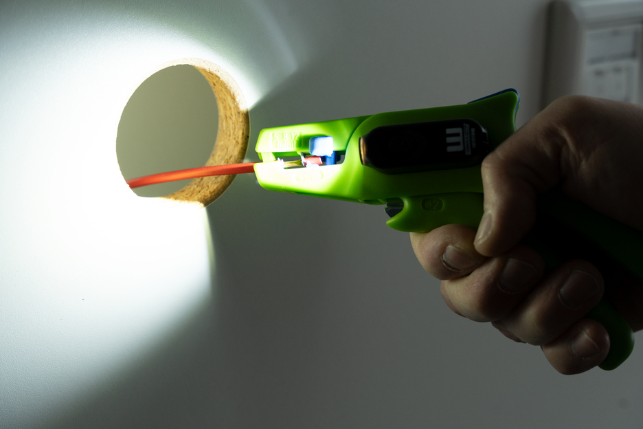 Abisolierzange No.5 Green Line LED Set | Abisolierwerkzeuge aus bis zu 97 % nachwachsenden Rohstoffen, 2-teiliges Set inkl. Abisolierzange und LED Work light