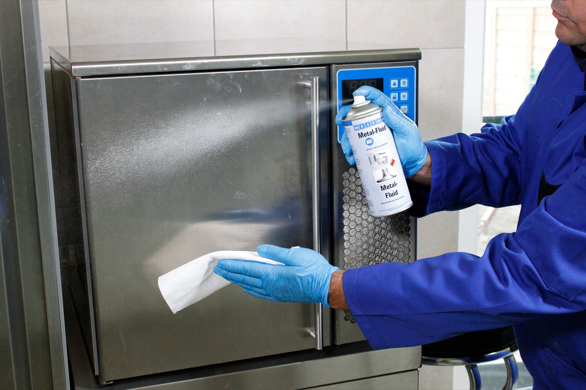 Metal-Fluid_Edelstahl-reinigen Weicon Metal-Fluid wird auf einen Metallbehälter gesprüht.