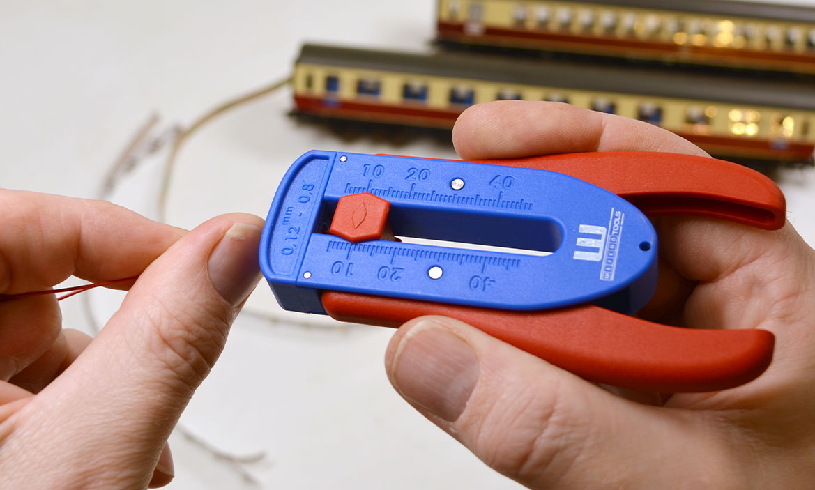 Innovationen Prazisionsabisolierer S Mit dem Weicon Tools Prazisionsabisolierer S wird ein dünnes Kabel abisoliert