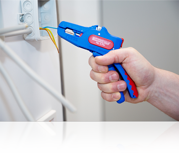 Ein dünnes Kabel wird mit der Weicon Tools Abisolierzange No. 5 Pro abisoliert