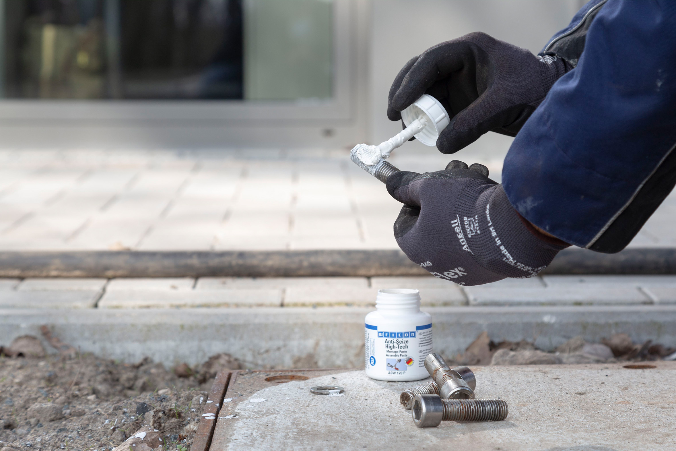 Anti-Seize-High-Tech_metallfreie-Montagepaste Weicon Anti-Seize High Tech Montagepaste wird auf Schraube gegeben