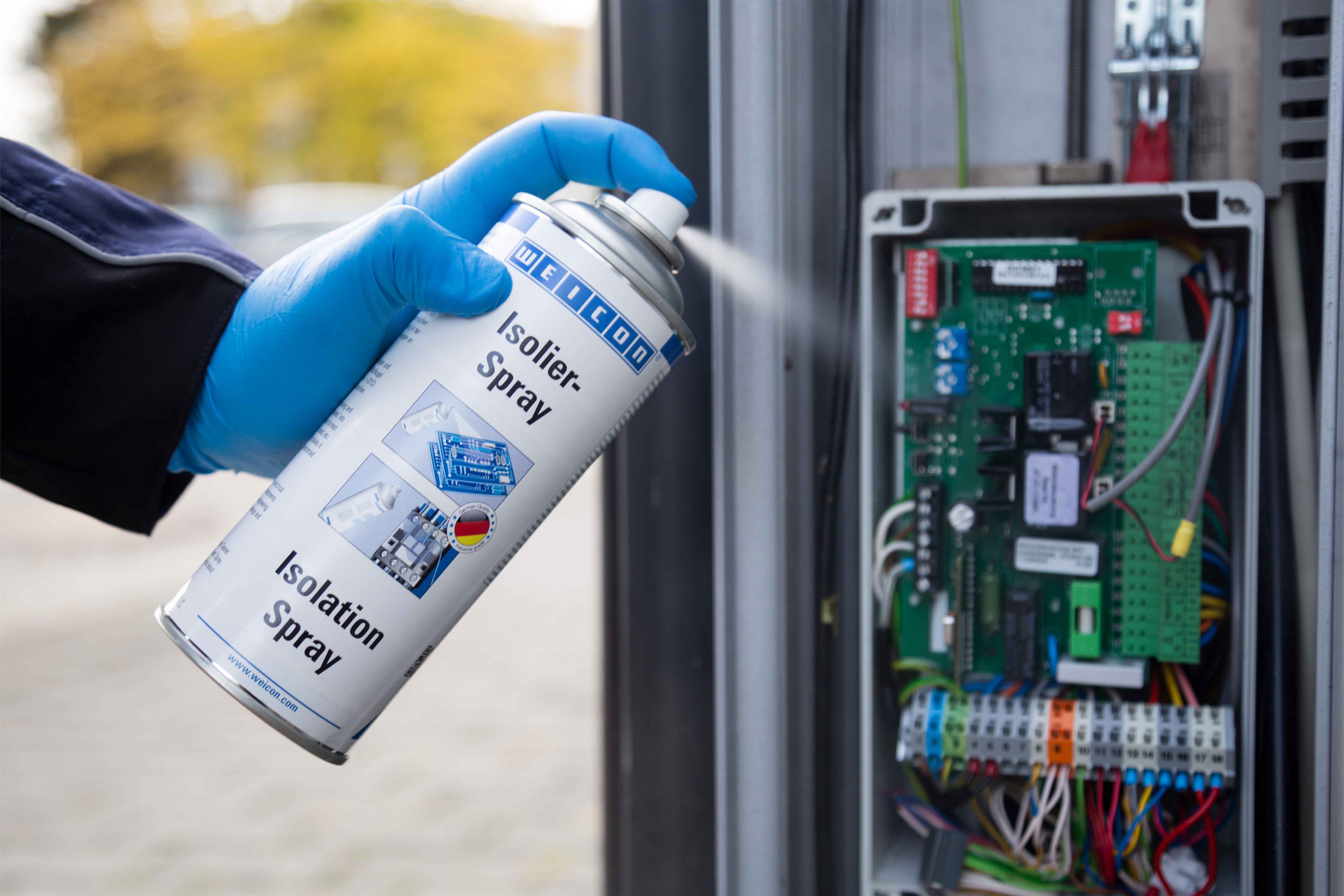 Platine wird mit Weicon Isolier-Spray geschützt