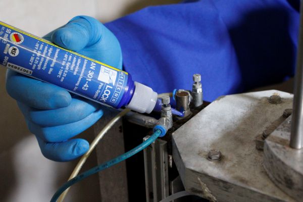 sealant, caulking, gloves, hand tool, machine operator