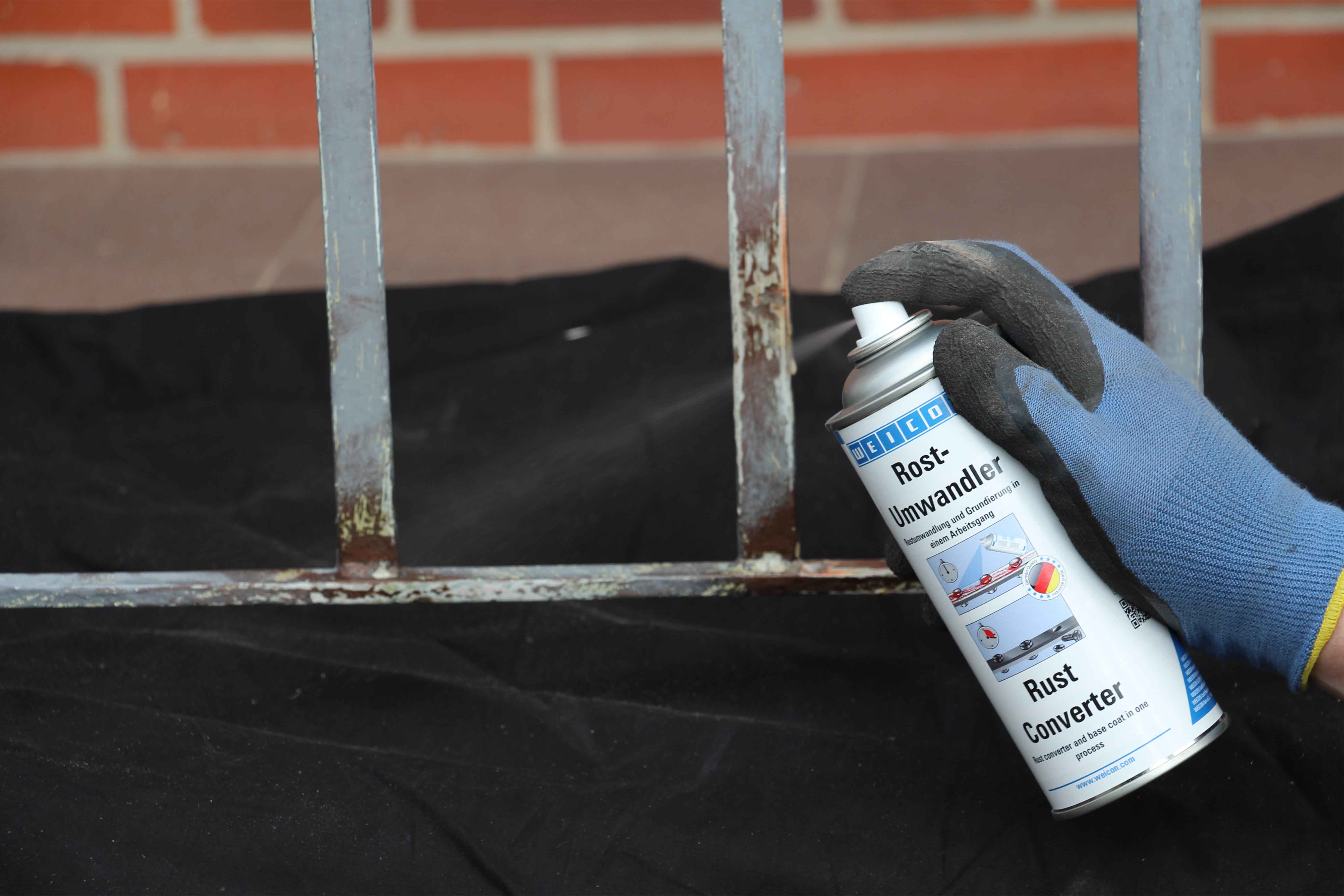 Geländer mit Weicon Rostumwandler besprühen