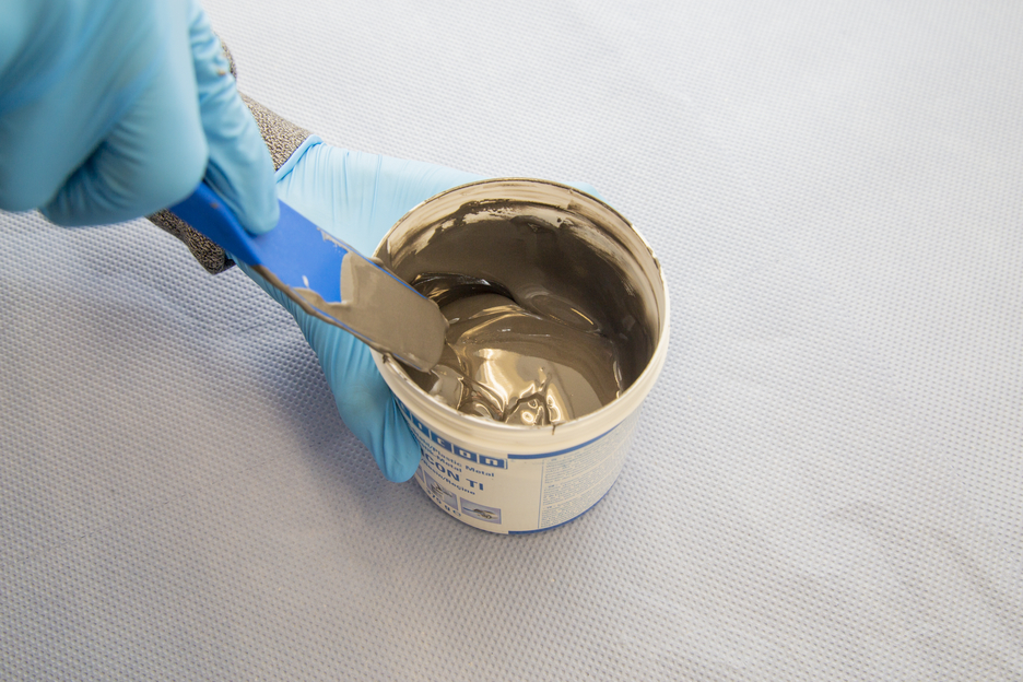 WEICON TI | titaniumgefülltes Epoxidharz-System für Reparatur und Formgebung