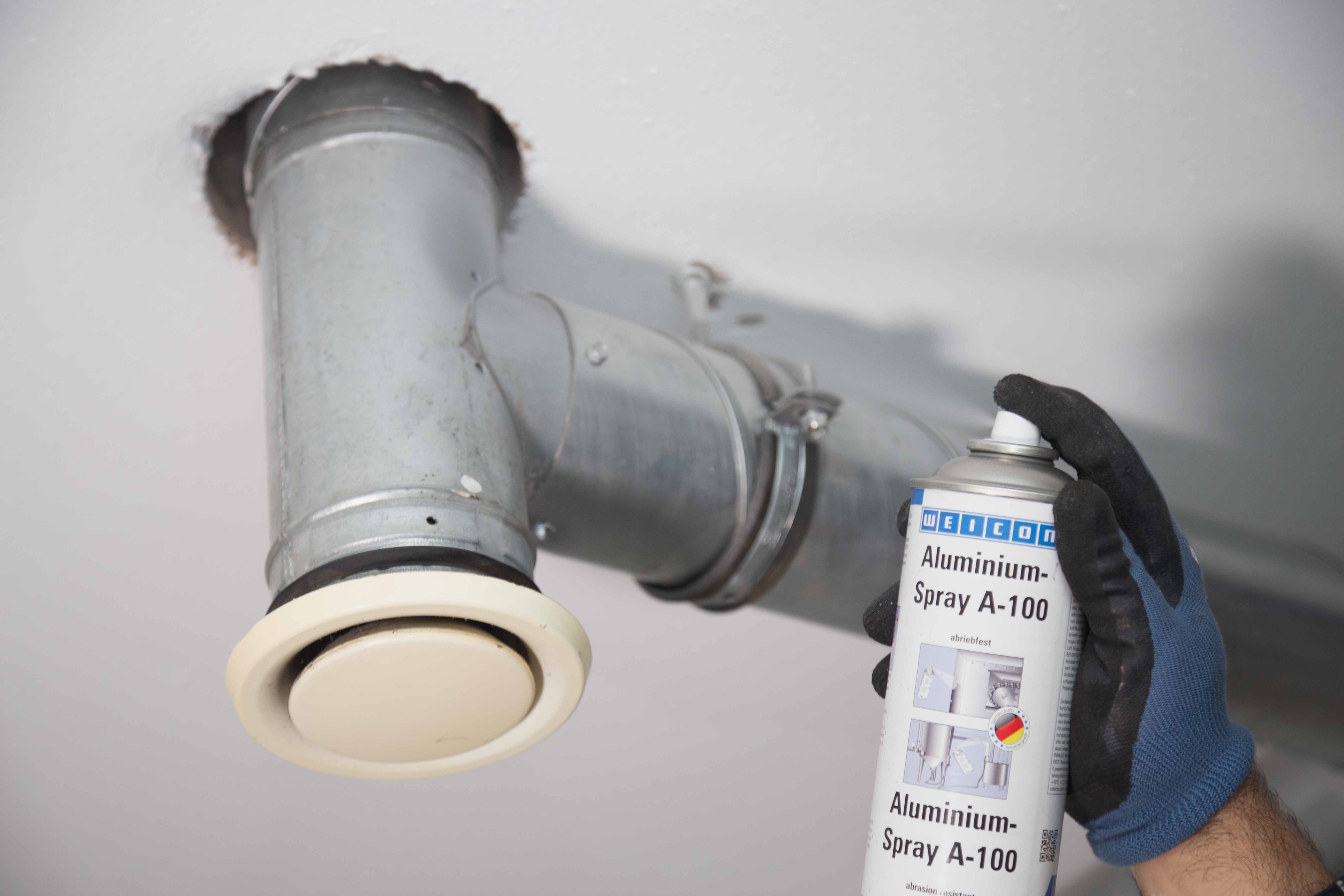 Aluminiumrohr im Innenraum unter der Decke wir mit Weicon Aluminium-Spray A-100 besprüht
