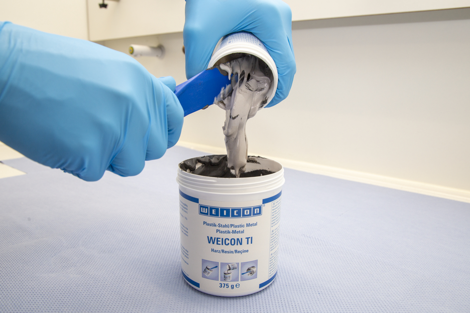 WEICON TI | titaniumgefülltes Epoxidharz-System für Reparatur und Formgebung