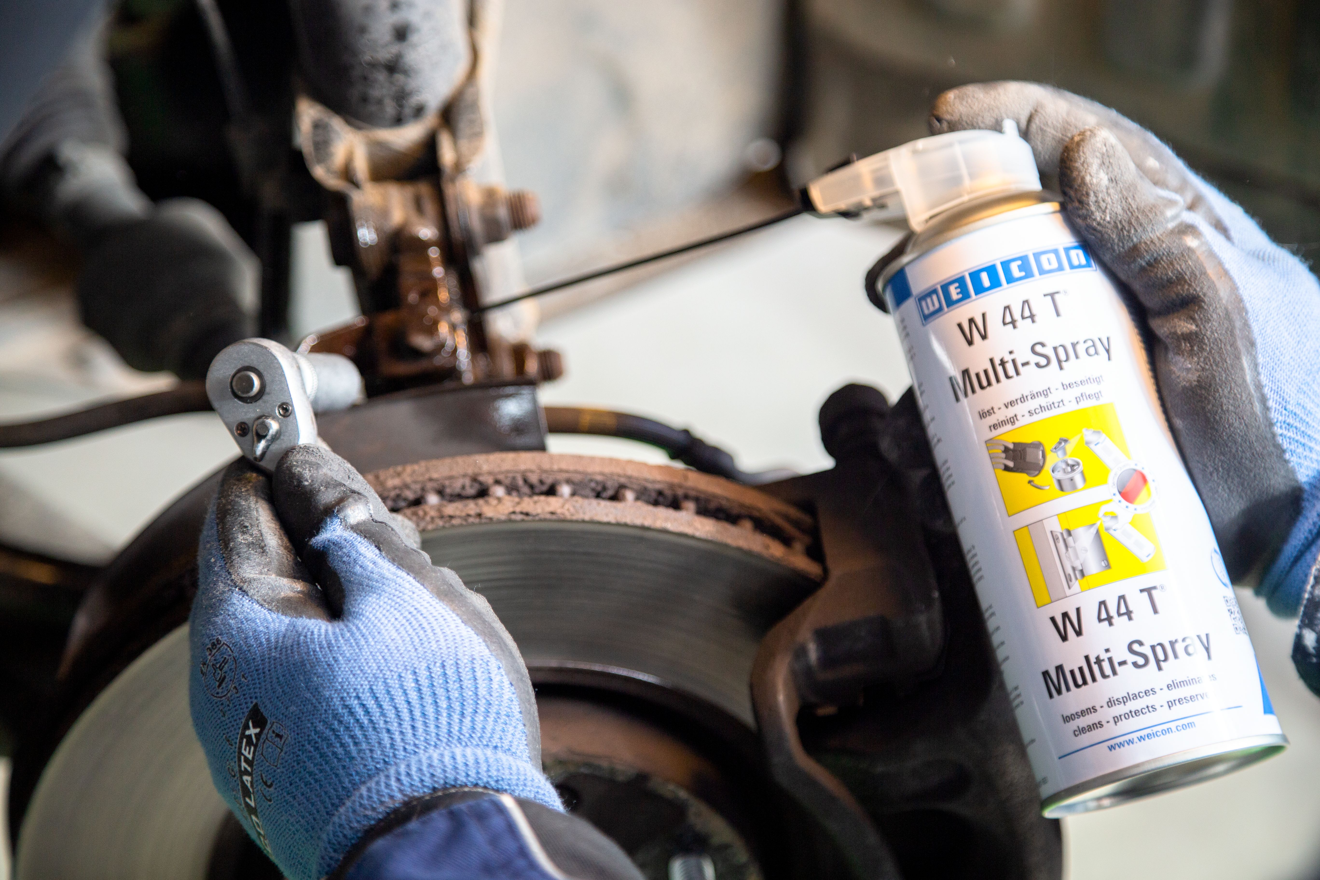 W44T Multifunktionsspray wird auf ein Metallteil gesprüht