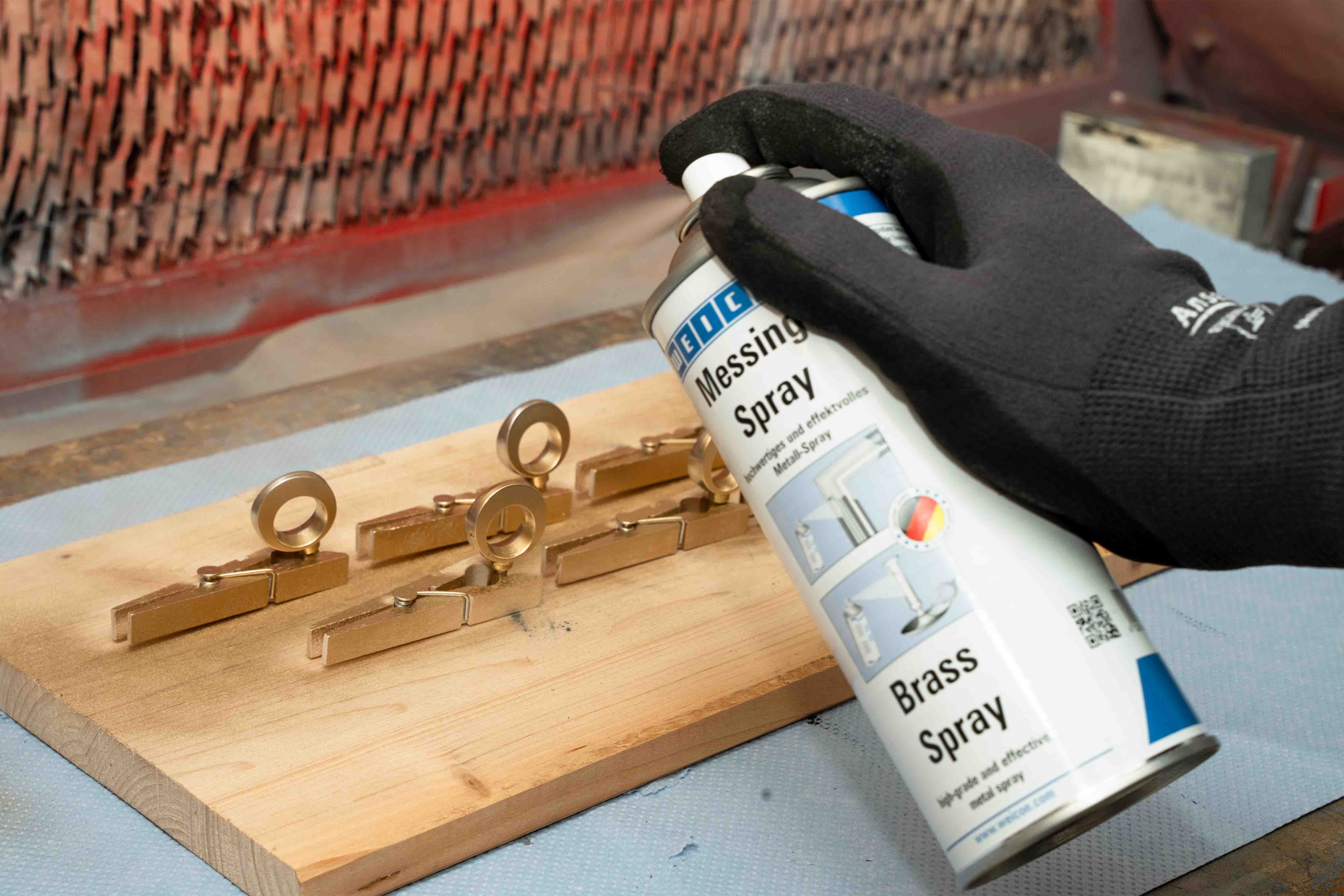 Selbstgemachte Wäscheklammer-Schlüssel werden mit Weicon Messing-Spray besprüht