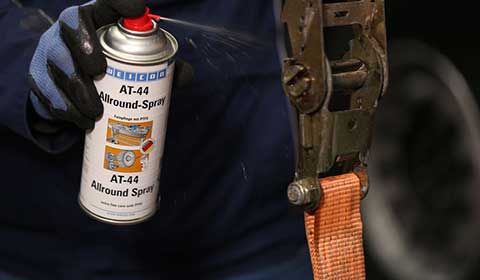 Weicon AT-44 wird auf Spanngurt gesprüht