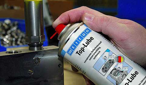 Weicon Top-Lube wird als Montagehilfe für Hydraulikelemente aufgesprüht