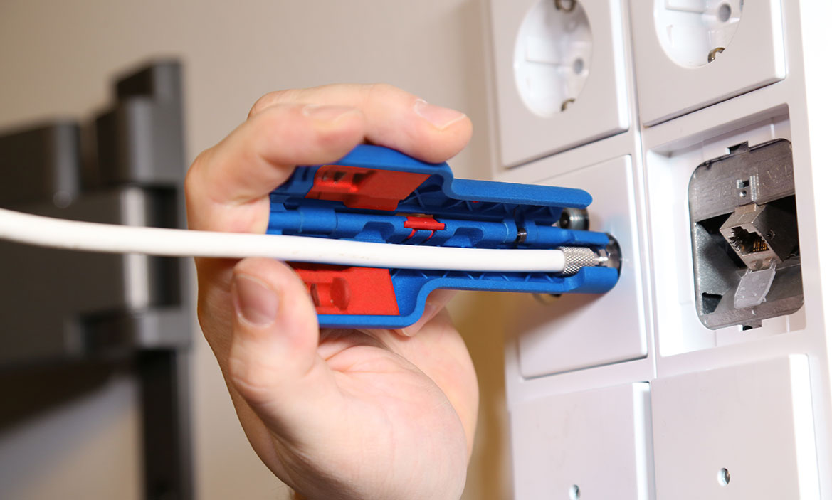 Innovation Coax Stripper No. 1 F Plus F-Stecker wird mit Weicon Tools Coax Stripper No. 1 F Plus angebracht