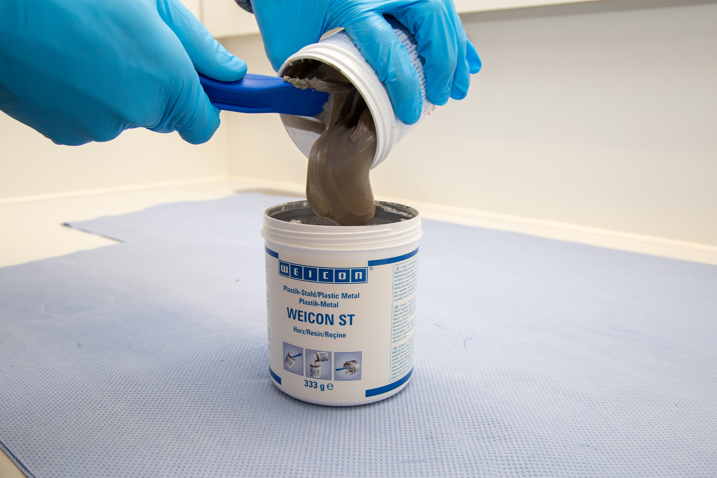 WEICON-ST_Epoxidharz-System-fuer-Edelstahl Harz und Härter von Weicon ST werden ineinander geschüttet