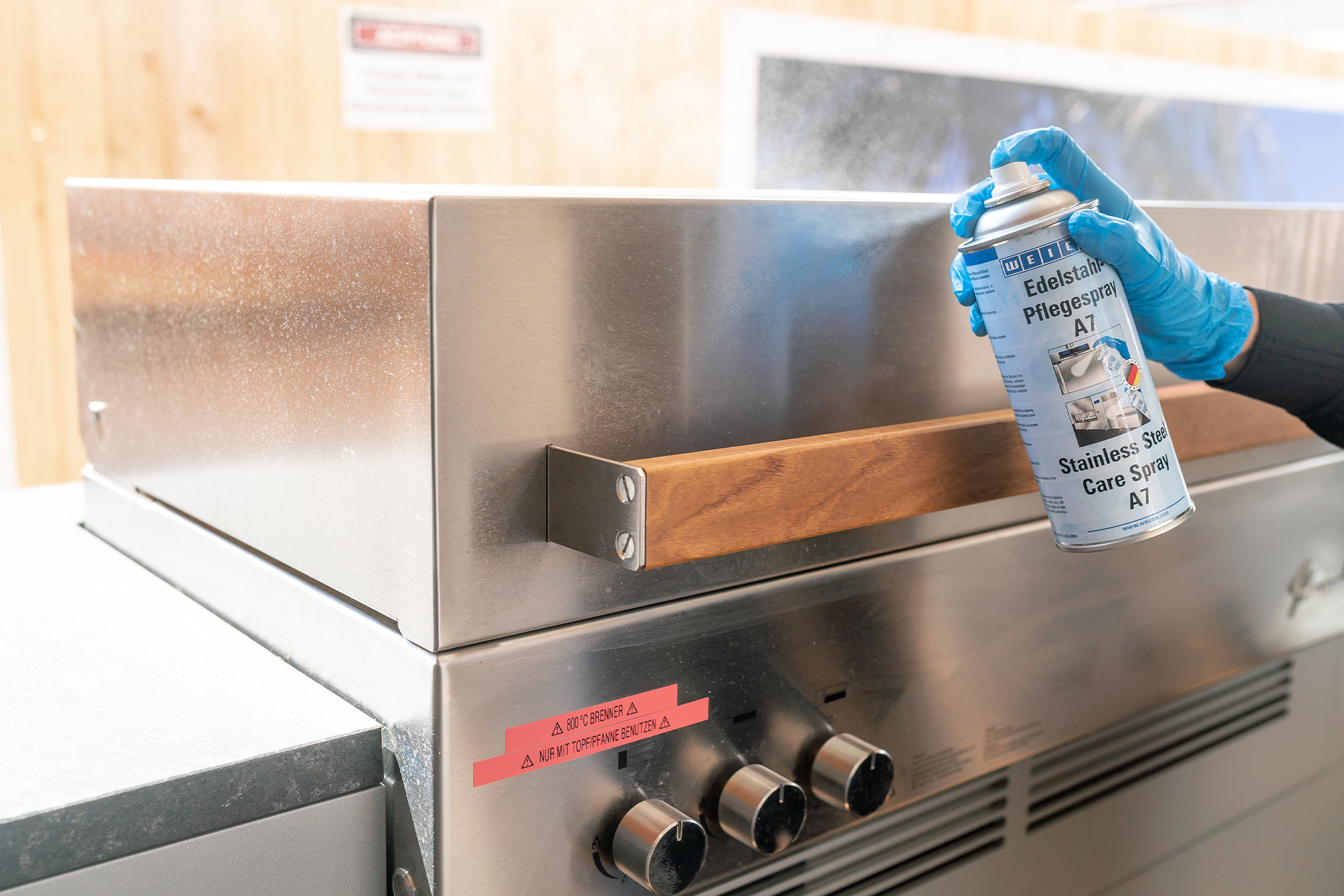 Edelstahl-Pflegespray-A7_Außenkueche Weicon Edelstahl-Pflegespray A7 wird auf Grill gesprüht