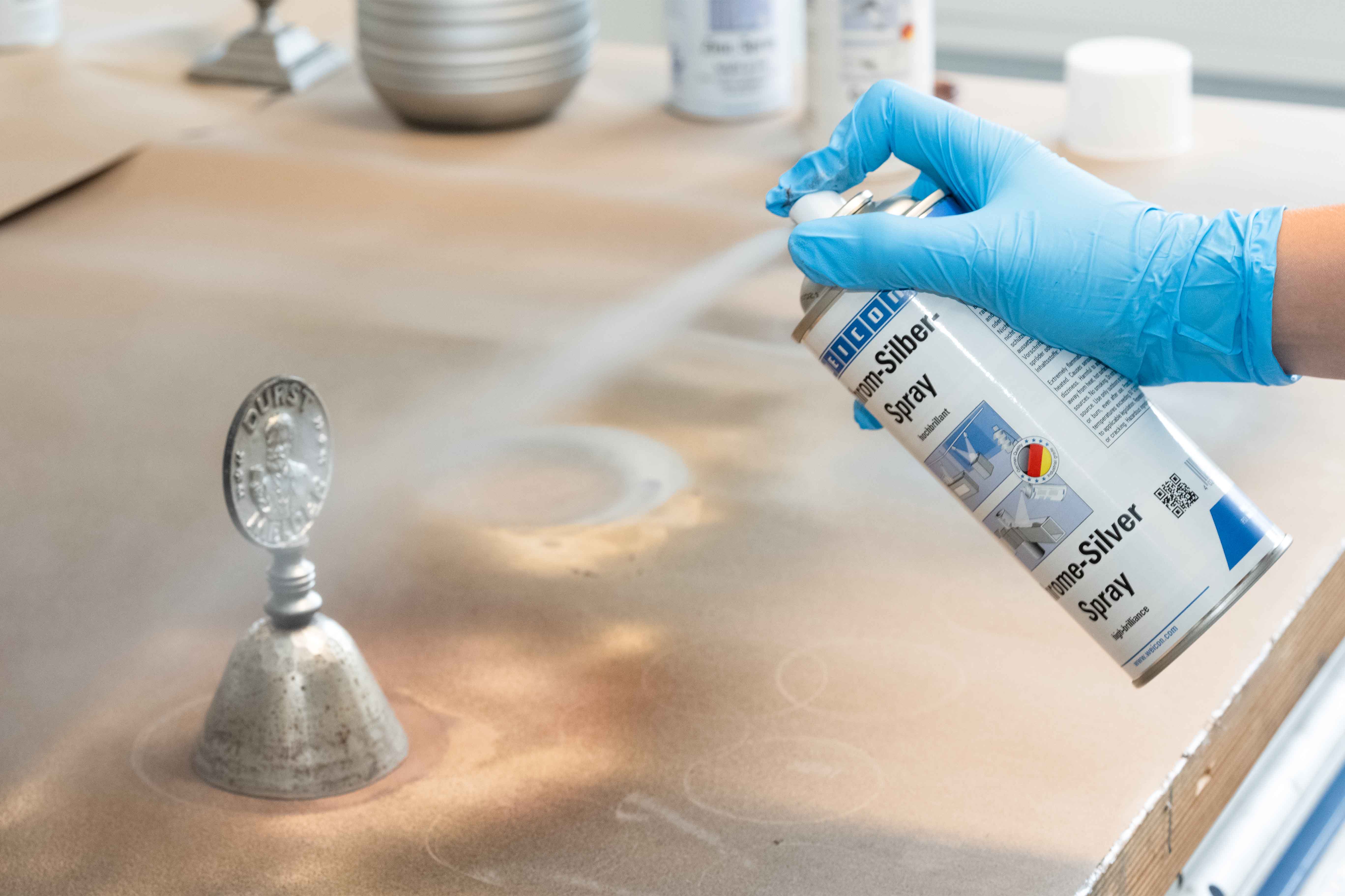Pokal wird mit Weicon Chrom-Silber-Spray besprüht